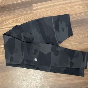 Alo High Waist Vapor Leggings (black camouflage) size small